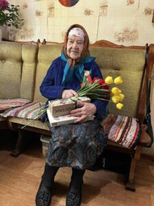 96 лет мудрости и мужества: школьники и власти навестили узницу войны в Озёрах