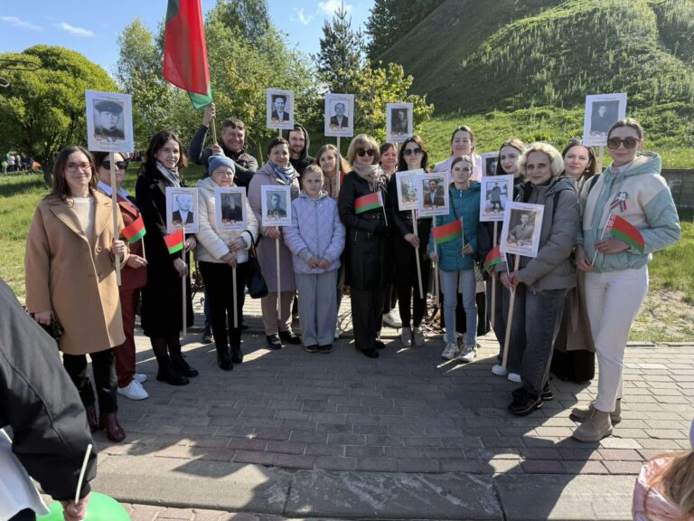Сотрудники поликлиники на праздничных мероприятиях, посвящённых 80-летию Великой Победы.