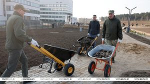 Около 800 человек присоединились к субботнику на готовящейся к сдаче больнице в Гродно