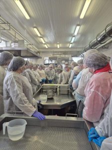 Гастрономический экскурсия: сотрудники поликлиники на уникальной сыроварне «Грандмилк»