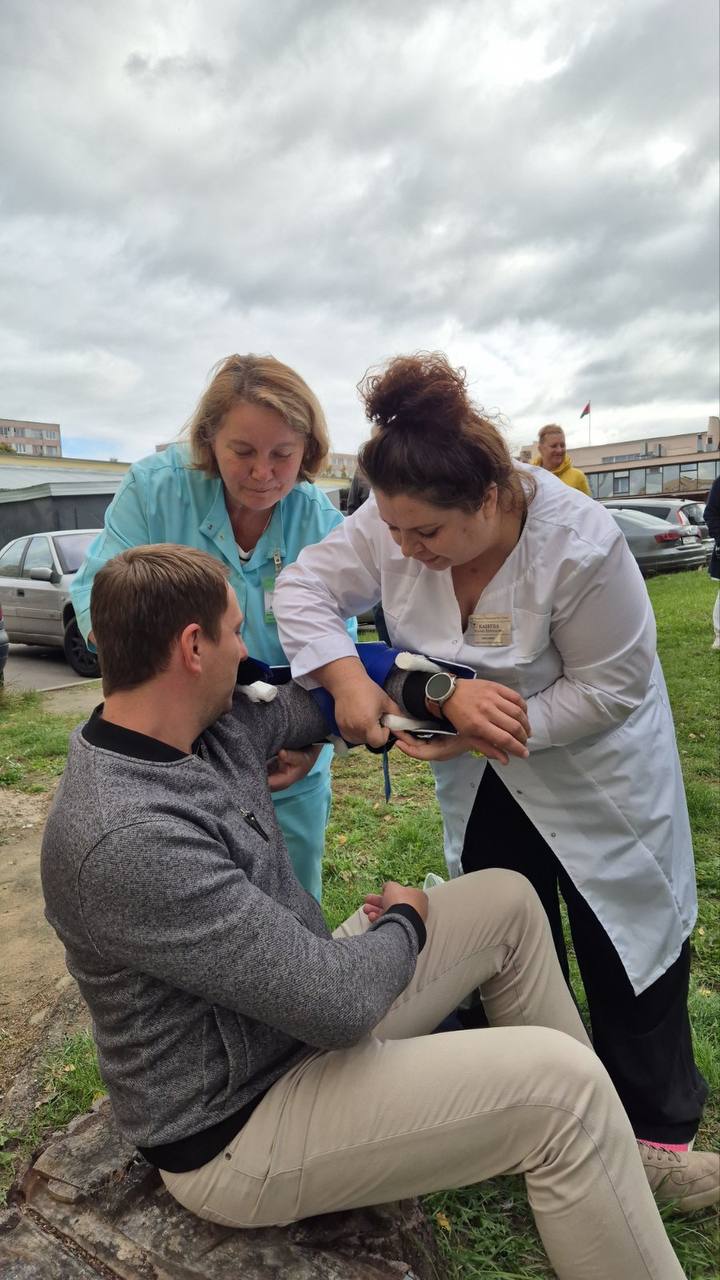 В рамках республиканской акции «Единый день безопасности» в поликлинике прошли масштабные учения по пожарной эвакуации и оказанию первой медицинской помощи.