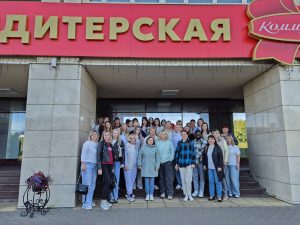Наш дружный коллектив поликлиники отправился в самое «вкусное» путешествие года — на легендарную кондитерскую фабрику «Коммунарка».