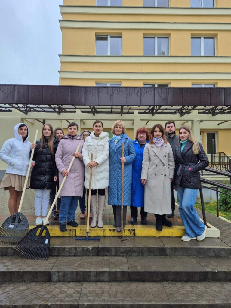 ‼️По всей стране прошел Республиканский субботник.
Наши сотрудники с энтузиазмом приняли участие в республиканском субботнике. 👍 Это мероприятие стало отличной возможностью внести свой вклад в благоустройство родного края. 📌С самого утра команда медиков и административного персонала собралась на территории поликлиники🏥,вооружившись инструментами для уборки🪏. Сотрудники очистили прилегающую территорию от мусора, собрали опавшую листву🍁🍂 , привели в порядок клумбы. ☝️Каждый из участников внес свой вклад в общее дело, что позволило не только улучшить внешний вид учреждения, но и сплотить коллектив. 💯Участие в субботнике стало не только полезным, но и приятным времяпровождением. Поликлиника активно поддерживает инициативы по🌳🌱 благоустройству города и призывает всех жителей участвовать в подобных мероприятиях. 🤝Вместе мы можем сделать наш город более чистым и красивым!🤍❤️💚